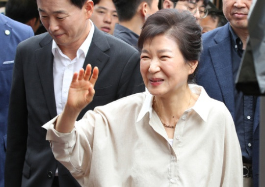 Former President Park Geun-hye greets citizens in Hyeonpung Market in Dalseong-gun, Daegu on September 25. Yonhap News