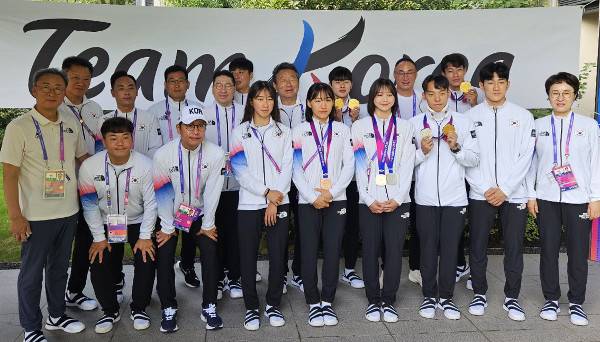 한국 근대5종 대표팀 선수들과 최윤 선수단장 등 관계자들이 25일 중국 항저우 선수촌에서 기념촬영을 하고 있다. 전웅태는 2관왕에 올랐고, 김선우는 한국 선수단 첫 메달을 선사했다. OK금융그룹 제공