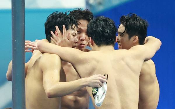 황선우와 양재훈, 이호준, 김우민이 25일 중국 저장성 항저우 올림픽센터 수영장에서 열린 항저우아시안게임 남자 계영 800ｍ 결선에서 우승한 뒤 얼싸안고 기뻐하고 있다. ‘황선우와 황금세대’는 아시아 신기록을 세우며 한국 수영 역사상 아시안게임 첫 단체전 금메달을 획득하는 쾌거를 이뤘다. 연합뉴스