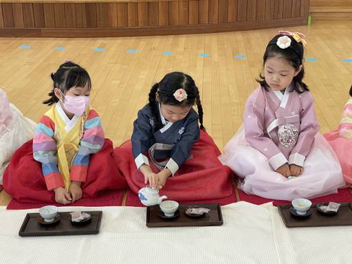 구산유치원 추석 맞이 다도배우기. 구산유치원 제공