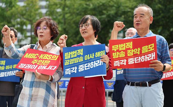 ▲ 유시춘 EBS 이사장(왼쪽부터), 권태선 전 방송문화진흥회 이사장, 남영진 전 KBS 이사장을 비롯한 공영방송 이사 등이 8월21일 오후 서울 용산대통령직무실 앞에서 기자회견을 열고 윤석열 대통령의 공영방송 장악 중단을 촉구하며 기자회견을 하고 있다. ⓒ 연합뉴스