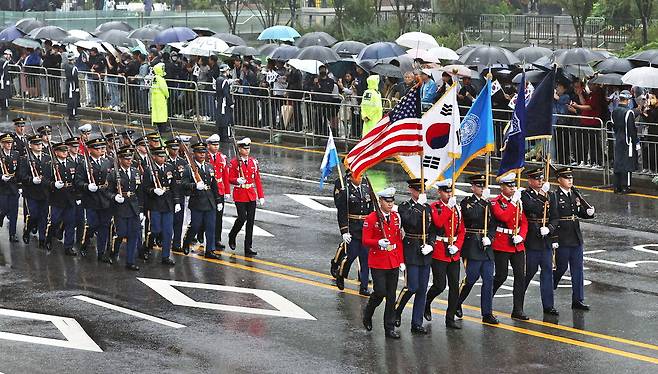 26일 서울 종로구 광화문 일대에서 제75주년 국군의 날 기념 시가행진이 진행되는 가운데 미8군 전투부대원들이 행진하고 있다. 미8군 전투부대원들이 국군의 날 시가행진에 참여한 것은 이번이 처음이다. 이승환 기자