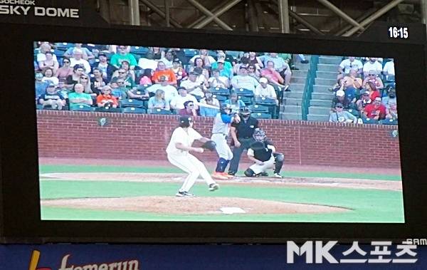 아시안게임 대표팀 훈련 도중 고척돔 전광판에 상영 중인 타이완 투수들의 투구 영상. 사진(고척)=김근한 기자