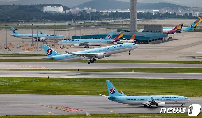 (인천공항=뉴스1) 이재명 기자 = 본격적인 여름 휴가철이 시작된 24일 인천국제공항 활주로에서 여객기가 이륙하고 있다.  국토교통부는 이달 25일부터 다음달 15일까지 ‘하계 휴가철 특별교통대책기간’으로 정하고, 관련 대책을 마련·시행한다고 밝혔다.  이 기간 동안 항공·KTX·해운·고속버스의 운영 횟수가 증가된다. 2023.7.24/뉴스1  Copyright (C) 뉴스1. All rights reserved. 무단 전재 및 재배포 금지.