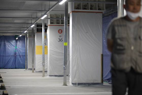 지난 8월 경기 파주시 운정신도시에 위치한 LH 아파트 무량판 철근 누락 보강공사 현장에서 관계자가 현장을 지키고 있다. /사진=뉴스1