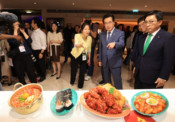 정황근 농림축산식품부 장관(오른쪽 세번째)이 지난 7월 프랑스 파리 루브르박물관 지하 전시장에서 열린 제6회 ‘2023 파리 케이푸드 페어(K-Food Fair)’에 참석해 관계자로부터 설명을 듣고 있다. [농림축산식품부 제공]