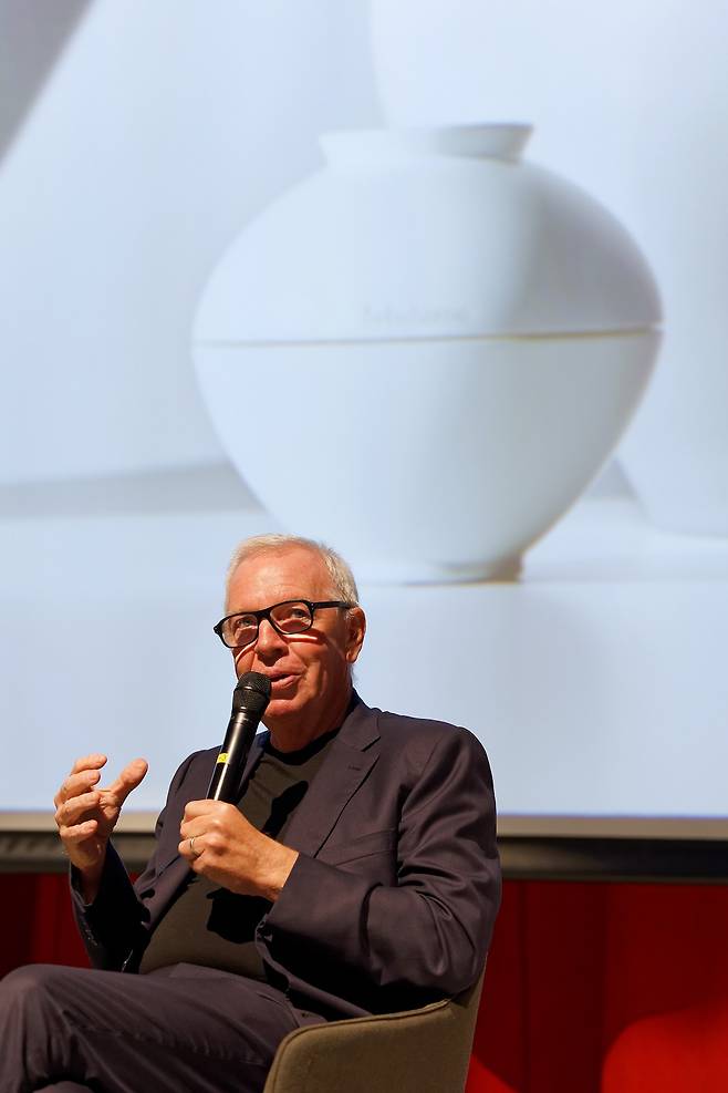 영국 건축가 데이비드 치퍼필드가 강연을 하고 있다. 치퍼필드 머리 뒤로 서울 용산구 아모레퍼시픽 세계본사 설계에 모티브가 된 백자 달항아리가 보인다. 치퍼필드는 아모레퍼시픽 세계본사를 설계한 건축가다. 아모레퍼시픽은 세계본사 준공 5주년을 맞아 치퍼필드를 초청했다. [아모레퍼시픽 제공]