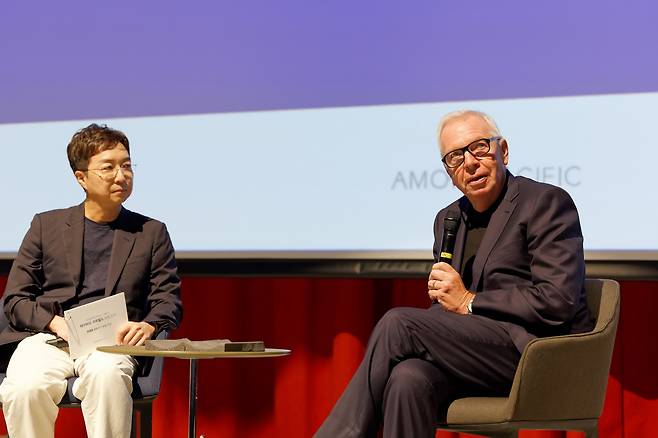 올해 프리츠커상 수상자이자 아모레퍼시픽 세계본사를 설계한 건축가 데이비드 치퍼필드(오른쪽)가 유현준 홍익대 건축학부 교수와 대담하고 있다. [아모레퍼시픽 제공]