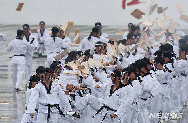 [성남=뉴시스] 전신 기자 = 26일 경기도 성남 서울공항에서 열린 건군 제75주년 국군의날 기념식에서 장병들이 합동 태권도 시범을 선보이고 있다. (대통령실통신사진기자단) 2023.09.26. photo1006@newsis.com