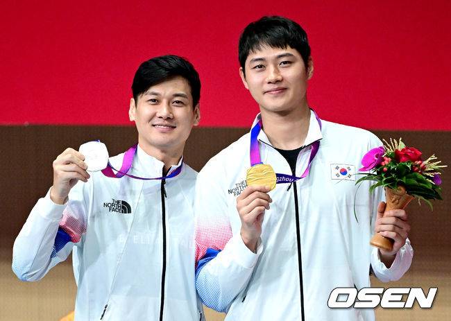 [OSEN=항저우(중국), 최규한 기자] 25일 오후 중국 항저우 전자대학 체육관에서 열린 ‘제19회 항저우 아시안게임’ 남자 사브르 결승 한국 구본길과 오상욱의 경기, 오상욱이 15-7로 구본길을 누르고 금메달을 거머쥐었다.금메달 오상욱, 은메달 구본길이 시상대에서 포즈를 취하고 있다. 2023.09.25 / dreamer@osen.co.kr