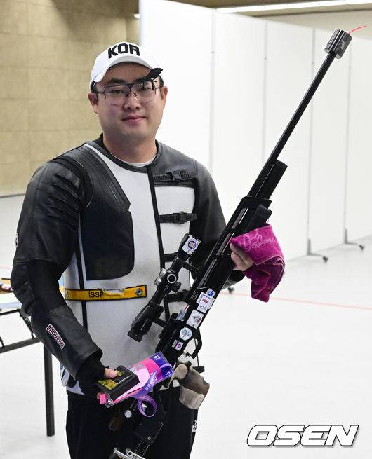 [OSEN=항저우(중국), 김성락 기자] 26일 오전 중국 푸양 인후 스포츠센터에서 '제19회 항저우아시안게임' 사격 러닝 타겟 10m 혼합 개인전 및 단체전 경기가 열렸다. 한국 대표팀 하광철이 경기를 마친 뒤 취재진을 향해 포즈를 취하고 있다. 2023.09.26 / ksl0919@osen.co.kr