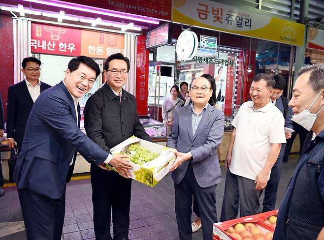 관악농협 박준식 조합장(사진 왼쪽에서 3번째), 농림축산식품부 정황근 장관(사진 왼쪽에서 2번째), 박준희 관악구청장(사진 왼쪽에서 1번째), 관악신사시장 임영업 상인회장(사진 왼쪽에서 4번째)은 25일 관악신사시장을 방문하여 추석 성수품 수급동향을 점검했다. 서울농협 제공