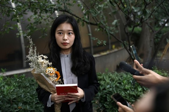 중국 유명 방송인 주쥔을 성추행 혐의로 고소한 저우샤오쉬안. 연합뉴스