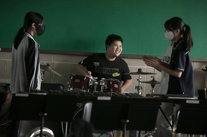 학생들의 일상은 음악과 맞닿아 있다. 쉬는 시간 친구들 앞에서 드럼을 치는 전수민 학생(가운데·석곡중 2). ⓒ시사IN 이명익