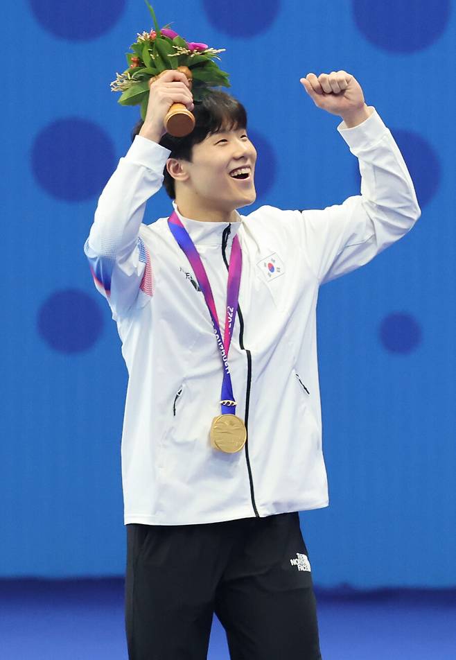 ▲ 2022 항저우 아시안게임 수영 남자 자유형 50m에서 우승한지유찬이 관중석의 한국 응원단을 향해 두 팔을 들어 올리고 있다. ⓒ연합뉴스