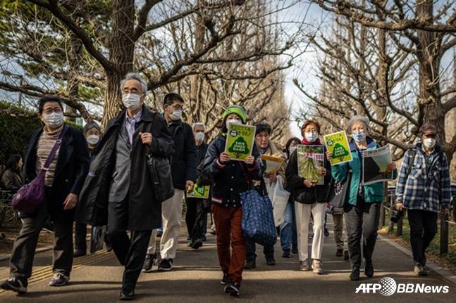 메이지 진구 가이엔 개발 계획에 반대하는 시민들이 지난 2월 항의 시위를 벌이고 있다.    /AFPBBNews=뉴스1