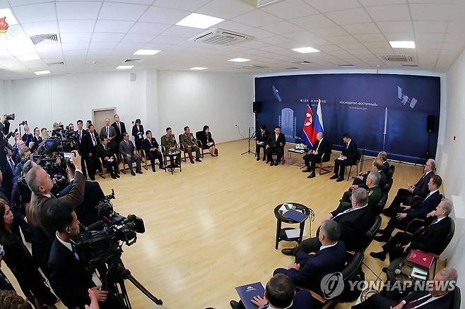 푸틴 러시아 대통령과 회담하는 김정은 [조선중앙TV 화면=연합뉴스 자료사진] [국내에서만 사용가능. 재배포 금지. For Use Only in the Republic of Korea. No Redistribution] nkphoto@yna.co.kr