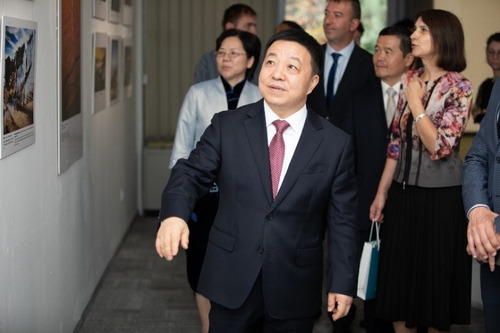 Representatives and locals were visiting a photo exhibition to view scenery and learn about culture in Jiangxi.