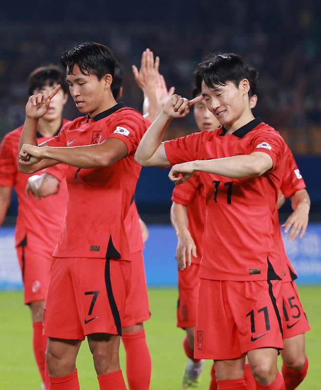 정우영(왼쪽)이 2골을 터뜨리며 대승을 이끌었다. 사진=연합뉴스