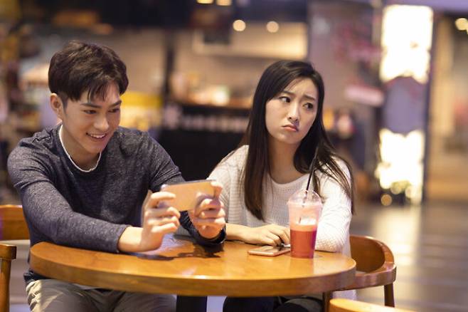 퍼빙(Phubbing)은 전화 'phone'과 냉대 무시를 뜻하는 단어인 'snubbing'이 합쳐진 말로 스마트폰에 빠져 주변 사람을 소홀히 하고 대화 중에도 손에서 휴대폰을 놓지 못하는 행동을 가리킨다. [사진=게티이미지뱅크]