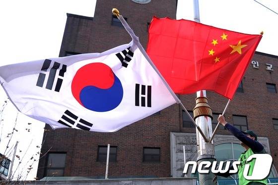 태극기(왼쪽)과 중국 오성홍기./뉴스1