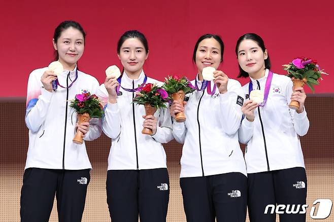 대한민국 펜싱 여자 에페 대표팀이 27일 중국 항저우 디안즈대학 체육관에서 열린 2022 항저우 아시안게임 펜싱 여자 에페 단체전 메달 수여식에서 금메달을 들고 세리머니 하고 있다. 2023.9.27/뉴스1 ⓒ News1 신웅수 기자