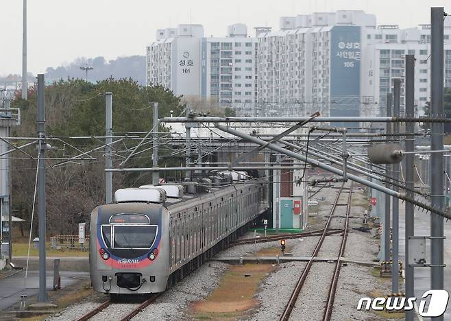 수도권 전철 1호선 서동탄역에 위치한 병점차량기지에서 전동차가 운행 준비를 하고 있다.  (사진은 기사 내용과 관련 없음) ⓒ News1 김영운 기자