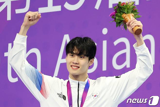 27일 오후 중국 항저우 올림픽 스포츠센터 수영장에서 열린 2022 항저우 아시안게임 남자 자유형 200m 시상식에서 금메달을 목에 건 대한민국 황선우가 세리머니를 하고 있다. 2023.9.27/뉴스1 ⓒ News1 민경석 기자
