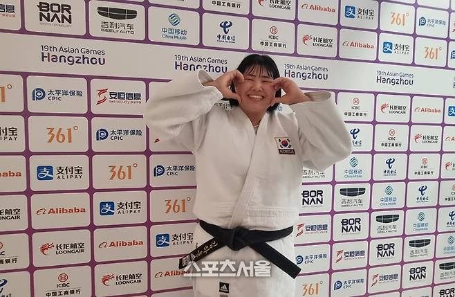 김하윤이 금메달을 딴 뒤 믹스트존에서 포즈를 취하고 있다. 항저우 | 박준범기자