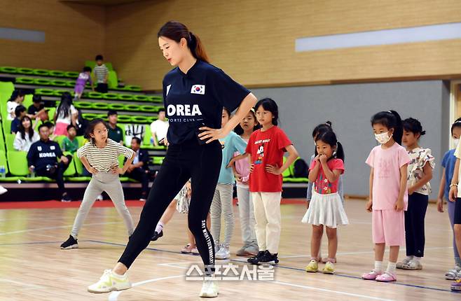 전 리듬체조 국가대표 천송이가 10일 세종 정부종합청사체육관에서 열린 국가대표 스포츠 클럽 행사에서 참가자에 훈련 설명을 하고 있다. 2023. 6. 10.세종 | 최승섭기자 thunder@sportsseoul.com