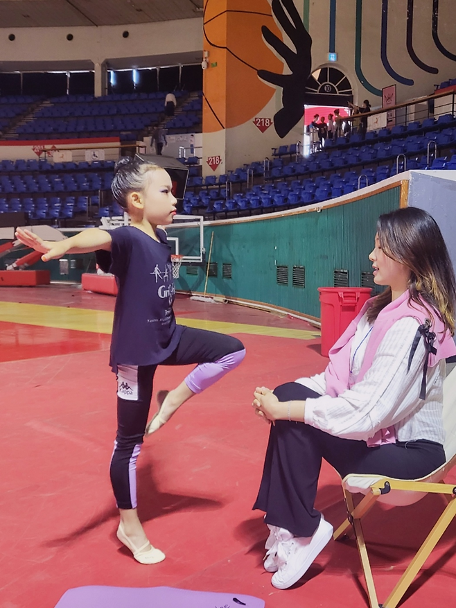 천송이 코치가 이지유 학생을 지도하는 모습. 사진제공 | (주)국대.