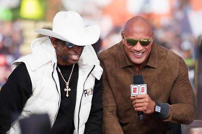 콜로라도 대학 풋볼 감독 디온 샌더스가 영화배우 드웨인 존슨과 ESPN 칼리지 게임데이에 출연해 대화하고 있다. 샌더스는 풋볼과 야구를 동시에 한 만능 스포츠맨이다. USA TODAY Sports연합뉴스