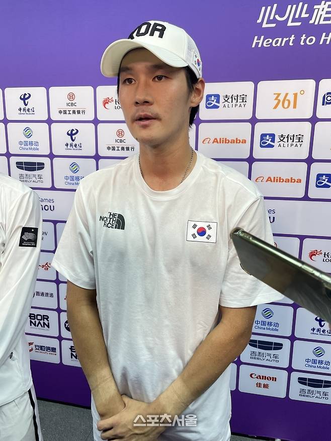 권운우가 27일 항저우 올림픽 스포츠센터에서 열린 2022 항저우 아시안게임 테니스 남자 복식 준준결승에서 승리한 후 믹스트존에서 취재진을 만나 사과하고 있다. 항저우 | 김동영기자 raining99@sportsseoul.com