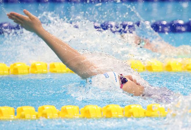 27일 중국 항저우 올림픽 스포츠센터 수영장에서 열린 2022 항저우 아시안게임 수영  여자 배영 100ｍ 예선에 출전한 이은지가 역영하고 있다. 사진 | 항저우=연합뉴스