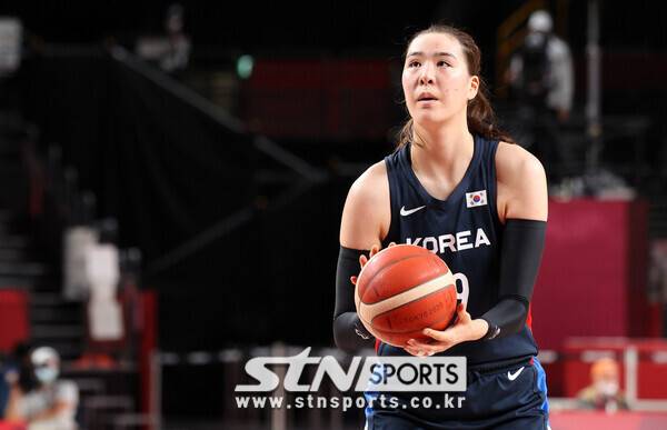 정선민 감독이 이끄는 한국(세계농구연맹 랭킹 13위)은 27일 중국 항저우 저장대 쯔진강 캠퍼스에서 열린 2022 항저우 아시안게임 여자농구 조별리그 C조 1차전에서 태국(세계 랭킹 62위)과의 경기에서 90-56으로 승리했다.&nbsp;사진┃뉴시스