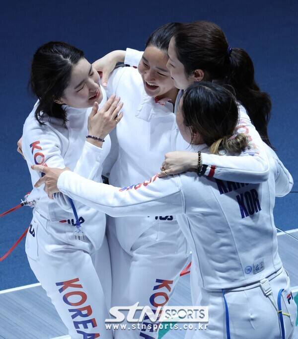 27일(현지시간) 중국 항저우 전자대학 체육관에서 열린 2022 항저우 아시안게임 펜싱 에페 여자 단체전 준결승 한국 대 중국의 경기, 한국 송세라(왼쪽부터), 이혜인, 최인정, 강영미(아래)가 결승 진출 확정에 부둥켜 안고 기뻐하고 있다. 한국 에페 여자 대표팀은 중국을 30-27로 꺾고 결승 진출에 성공했다. 사진┃뉴시스