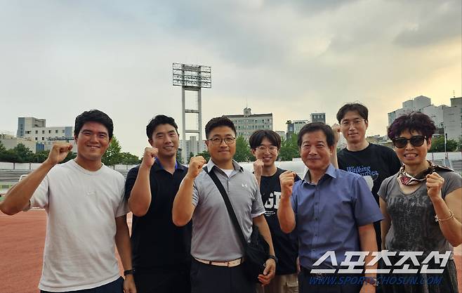 박용관 전농중 교장, 이재은 체육교사, 박광일 체육교사, 코치 등 전농중 여자축구의 우승을 이끈 스승들이 전국대회 선전을 기원하며 한목소리로 파이팅을 외쳤다.