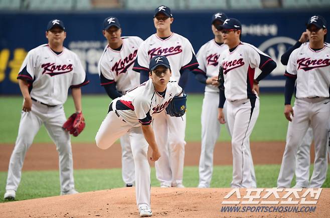 23일 고척돔에서 열린 2023 항저우 아시안게임 야구대표팀 소집 훈련, 투수조 박영현이 수비 훈련을 하고 있다. 고척=최문영 기자deer@sportschosun.com /2023.09.23/