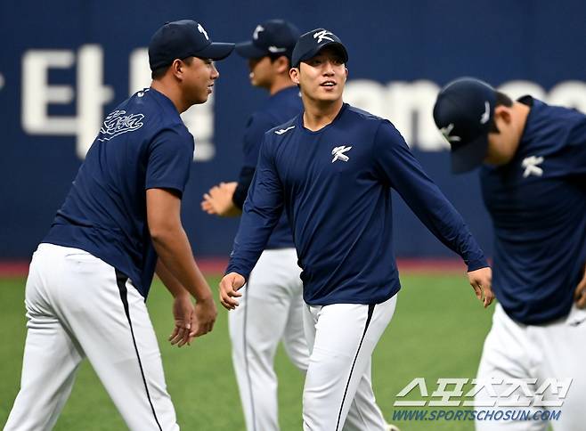 26일 고척스카이돔에서 항저우 아시안게임 야구대표팀과 상무의 연습경기가 열린다. 경기 전 원태인과 정우영이 워밍업을 하고 있다. 고척=허상욱 기자wook@sportschosun.com/2023.09.26/