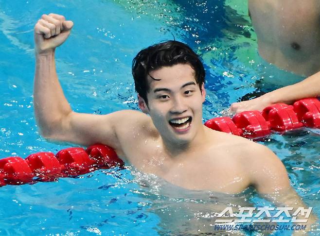 27일 중국 항저우 올림픽스포츠센터 수영장에서 항저우아시안게임 남자 자유영 200m 결승 경기. 결승선을 1위로 통과하며 금메달을 차지한 황선우. 항저우(중국)=송정헌 기자songs@sportschosun.com/2023.09.27/