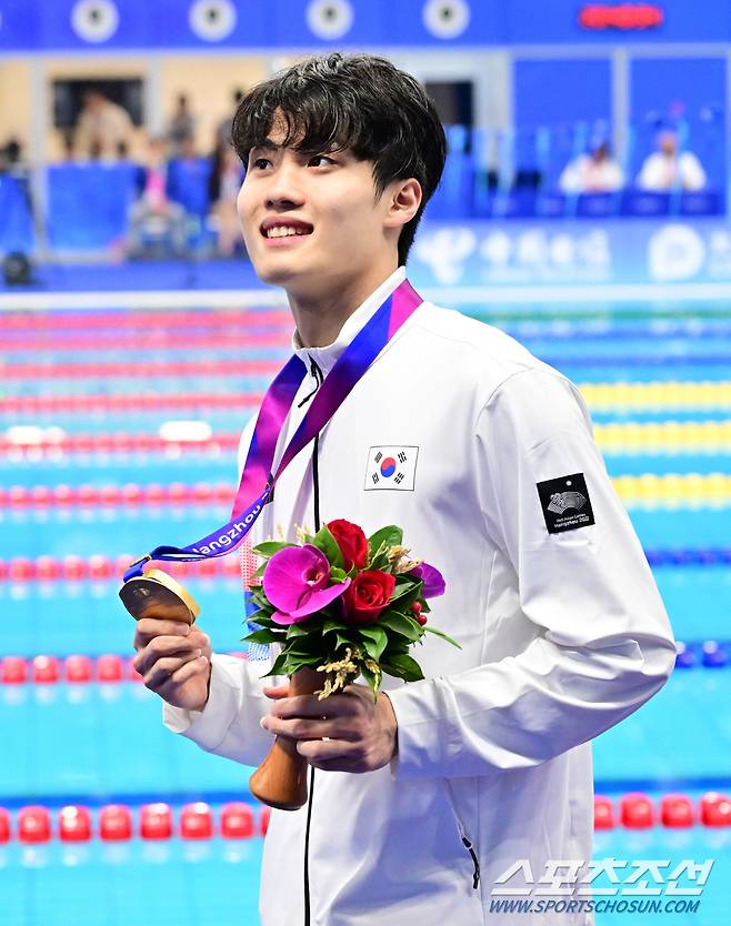 27일 중국 항저우 올림픽스포츠센터 수영장에서 항저우아시안게임 남자 자유영 200m 결승 경기. 금메달을 차지한 황선우가 포즈를 취하고 있다. 항저우(중국)=송정헌 기자songs@sportschosun.com/2023.09.27/