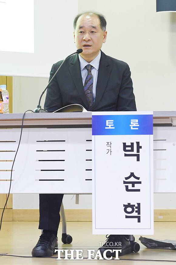 '배터리아저씨'로 일컬어지는 박순혁 작가는 27일 오전 11시 서울 여의도 소재 금융감독원 앞에서 성명서를 발표할 예정이다. 사진은 박 작가가 26일 국회의원회관에서 열린 '공매도, 정말 이대로 괜찮은가?' 토론회에 참석해 발언하는 모습. /장윤석 인턴기자