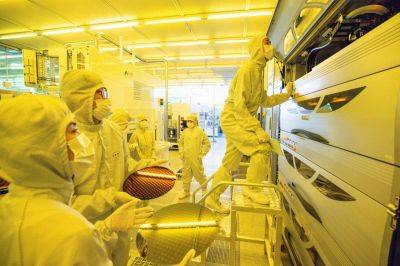 대전 나노종합기술원 12인치 반도체 테스트베드 청정실에서 연구원들이 반도체 소재 제품개발을 위한 성능 평가 지원을 하고 있다. 글로벌 반도체 부족 현상이 내년 중반까지 이어질 것이란 전망이 나왔다. 반도체 생태계 고도화 전략을 쳐고 있는 군내 산업계도 이 같은 흐름의 영향을 받게 될지 관심이 쏠리고 있는 가운데 세계 각국의 대응책도 속속 나오고 있다. 우리 정부도 반도체 생태계 고도화에 박차를 가하고 있다. 정부는 'K-반도체 전략보고'를 통해 오는 2030년까지 종합반도체 강국으로의 도약을 전망하고 대대적인 투자와 세제 혜택을 통해 반도체의 국산화를 완성한다는 구상이다. 코로나19를 통해 K-방역을 이뤄낸 대한민국이 세계 반도체 패권 경쟁에서 당당히 K-반도체의 선전을 기대해본다./대전=강진형 기자aymsdream@