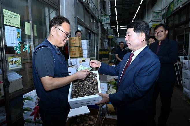 백경현 구리시장이 농산물 시장에서 상품을 직접 구매하고 현장 물가를 체험하고 있다.ⓒ구리시