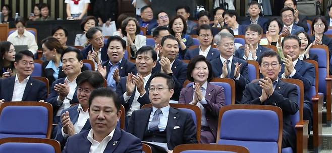 더불어민주당 의원들이 27일 오전 서울 여의도 국회에서 열린 의원총회에서 이재명 대표의 구속영장 기각과 관련해 박수를 치고 있다. 2023.9.27/뉴스1