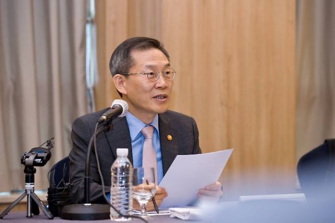 이종호 과학기술정보통신부 장관이 15일 서울 강남구 한국과학기술회관에서 열린 신진연구자·학생연구원과의 간담회에서 발언하고 있다. 연합뉴스 제공