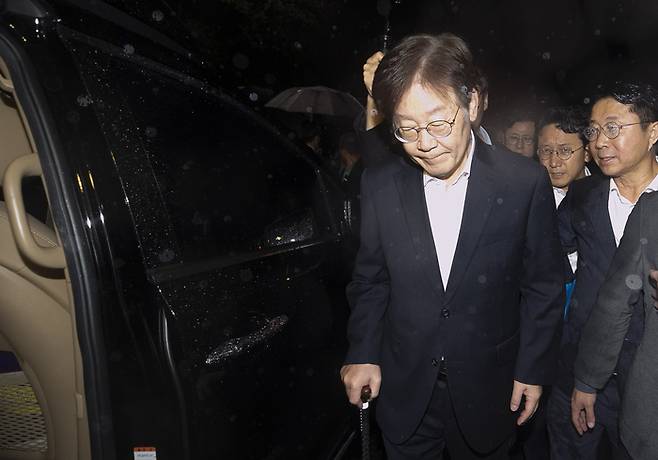 서울중앙지법이 27일 더불어민주당 이재명 대표에 대한 구속 전 피의자 심문 뒤 검찰이 청구한 구속영장을 기각했다. 더불어민주당 이재명 대표가 27일 경기 의왕 서울구치소 앞에서 발언을 마친 뒤 차량으로 향하고 있다. 연합뉴스