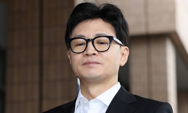 한동훈 법무부 장관이 9월 27일 오전 정부과천청사 법무부로 출근하며 이재명 더불어민주당 대표의 구속영장 기각에 대한 취재진의 질문을 듣고 있다. 연합뉴스