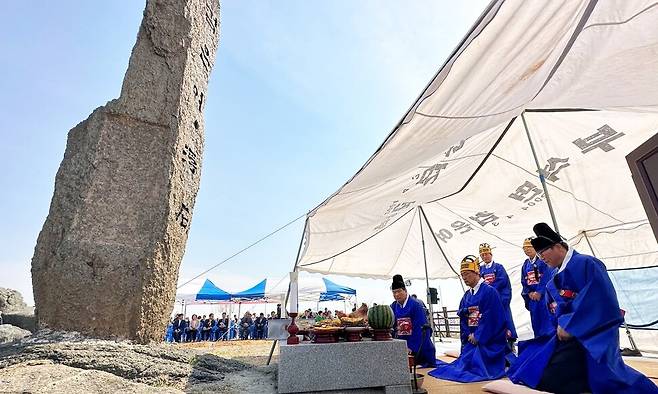 제관들이 2023년 4월3일 검은여제를 지내고 있다. 송인걸 기자