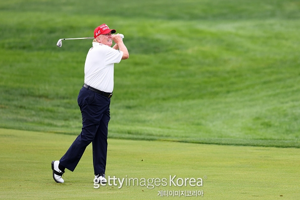 도널드 트럼프 전 미국 대통령은 골프 애호가로 유명하지만, 꼼수 플레이로도 악명이 높다고 한다.     사진=게티이미지